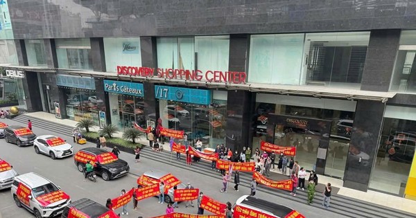 Dân chung cư Hà Nội dàn ô tô băng rôn đòi ‘sổ đỏ’