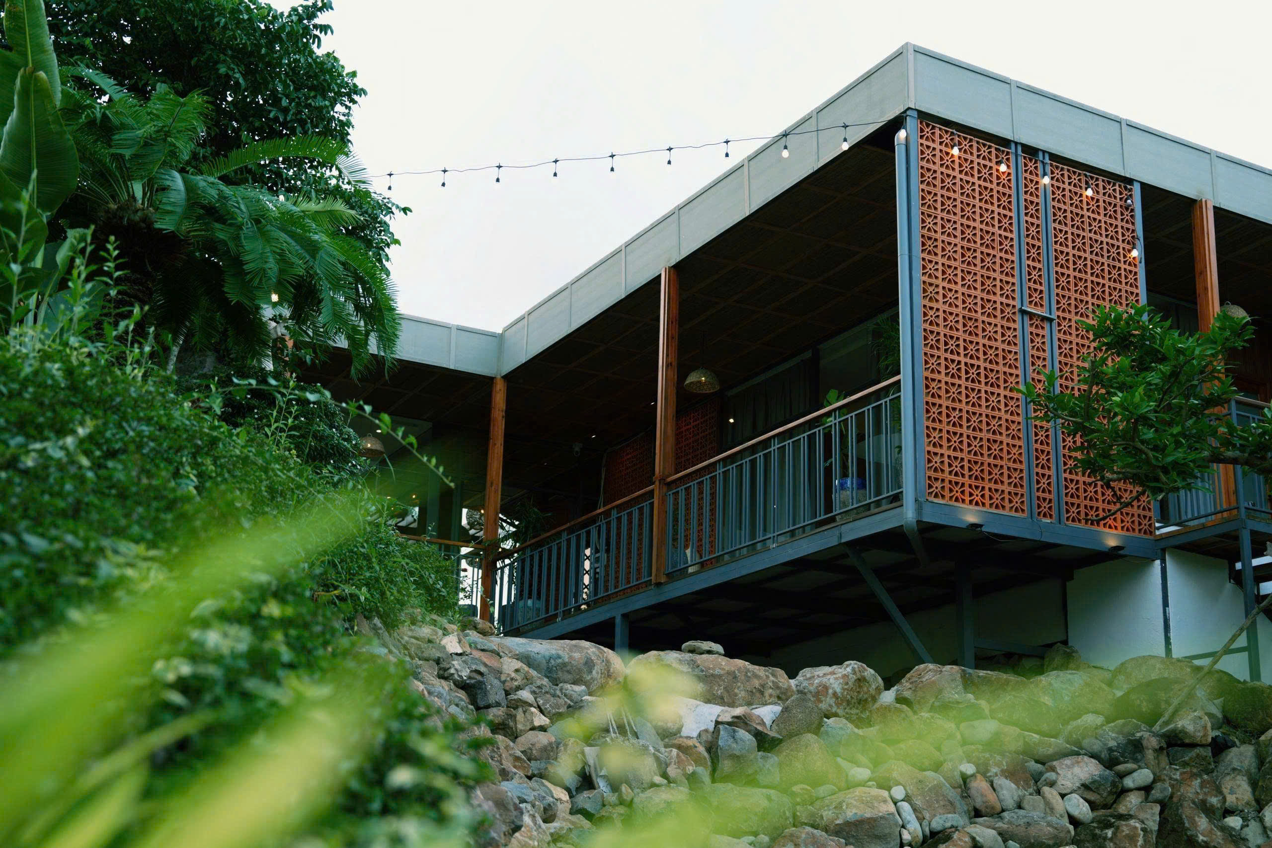 Định nghĩa lại không gian sống “chạm” thiên nhiên bằng công nghệ lắp ghép – Tạp chí Kiến trúc Việt Nam