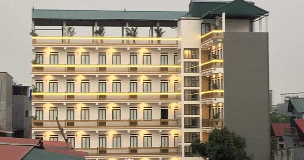 Cổng dát vàng, thang máy, điều hoà đầy đủ