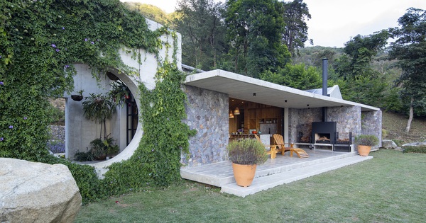 Ngôi nhà nằm giữa núi đồi, dùng điện mặt trời và uống nước suối