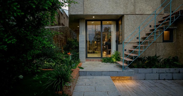 Dùng cầu thang rỗng giúp nhà bê tông thông thoáng và nhẹ nhàng hơn