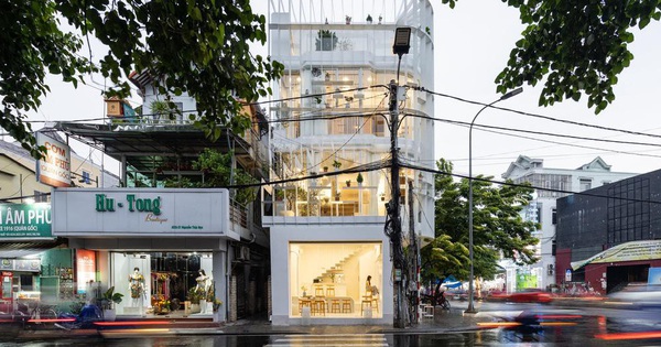 Dùng lam thép và kính cải tạo mặt tiền, nhà 3 tầng được báo Mỹ hết lời khen ngợi