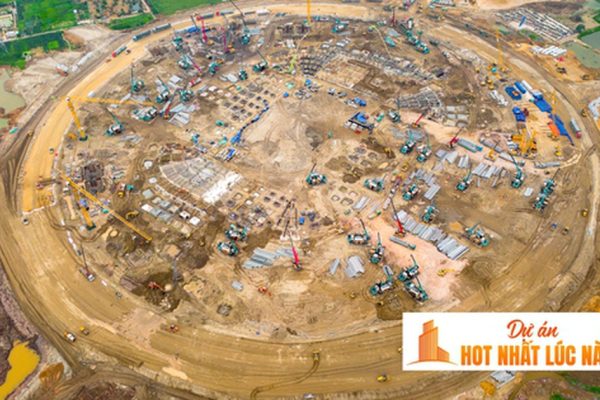 Ô tô nối đuôi nhau như đàn kiến, cần cẩu phủ kín mặt đất