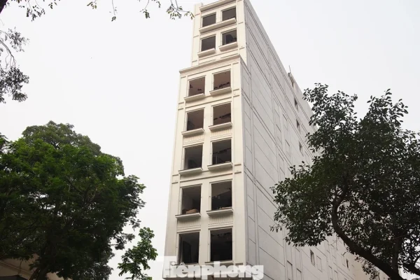 Tháo dỡ công trình khách sạn 9 tầng sát hồ Hoàn Kiếm