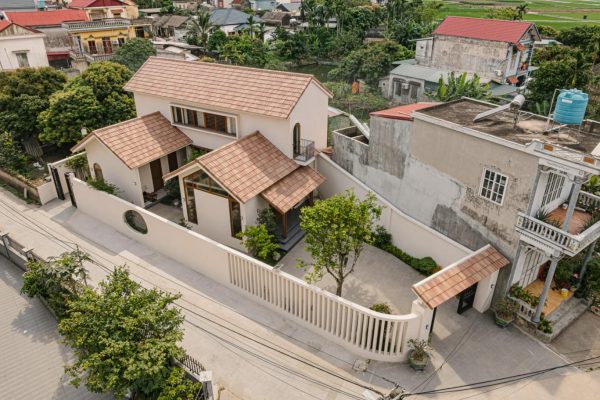 Villa tam hợp viện đưa xưởng xay xát cũ vào không gian sống mới