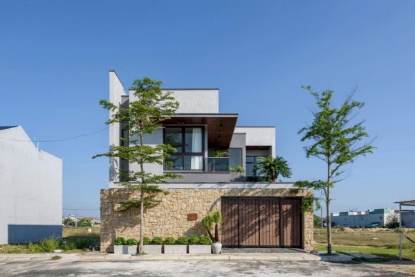 Nhà 160 m2 giảm diện tích xây để tạo “khoảng thở” đón nắng gió