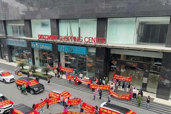 Dân chung cư Hà Nội dàn ô tô băng rôn đòi ‘sổ đỏ’