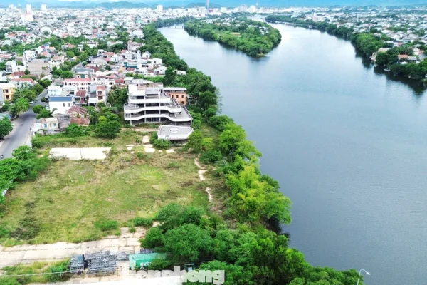 Tận thấy dự án trên khu ‘đất vàng’ thành bãi hoang ven sông Hương