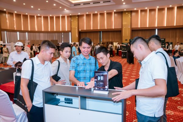 Đằng sau một chiếc tủ: Những giá trị không nằm trên bề mặt