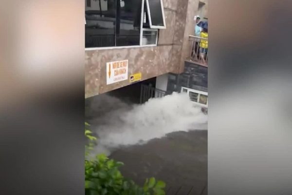 Mưa lớn, nước chảy tràn vào một tầng hầm chung cư, cư dân chưa thể xử lý